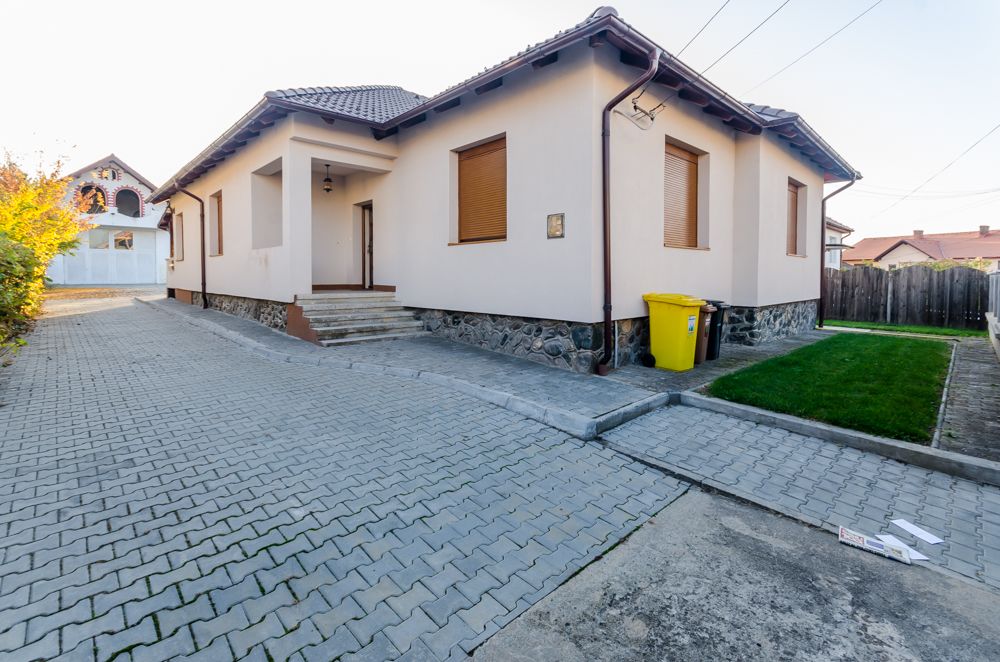 Casa 5 camere, garaj, 1000mp teren, zona Calea Poplacii-Sub Arini