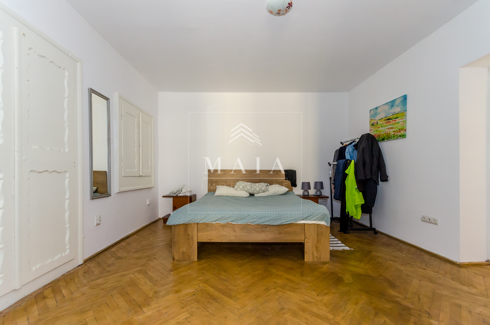 Apartament 2 camere, la 170 mp de Piata Mare, mobilat, pivnita, teren aferent